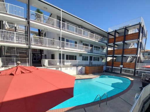assets/images/complex/exterior/amberwood_complex_pool.jpeg
